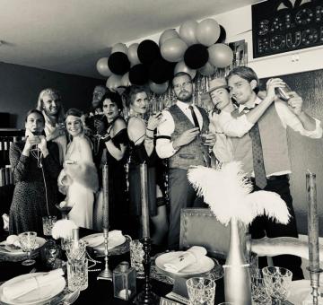 Noch sind alle in koketter Feierlaune und genie�en die angenehm beschwingenden Drinks.