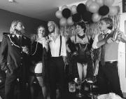 Das Personal des "Salong Rouge" und der Unbekannte, dessen Identit�t sich vllt. noch aufkl�ren wird.