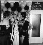 Justine und Katharina halten Dedektiv Ponnwitz von der Arbeit ab.