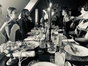 Bei Speis und Trank versuchen die G�ste dem M�rder auf die Schliche zu kommen, denn er muss unter ihnen sein. 