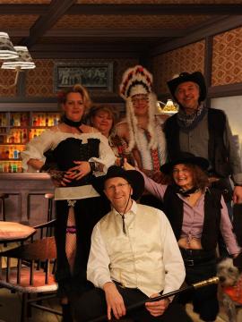 Gruppenfoto im Saloon Big Golden City mit
Hilfssheriff Muffin