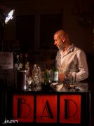 Max Plenker mixt die Cocktails