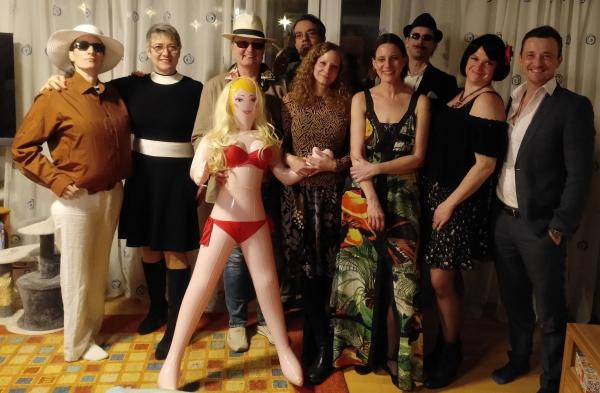 Die geladenen G�ste auf der Jacht der Macht und die unbekannte Sch�ne im roten Bikini.