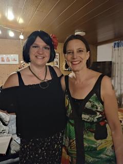 Carmen und Laetitia konkurrieren um den selben Mann, sind im echten Leben aber dickste Freundinnen. 