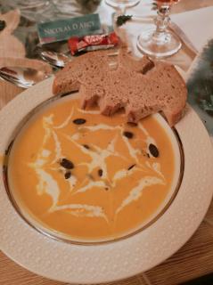Spinnennetz Krbissuppe mit Fledermausbrot