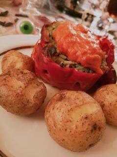 Gefllte Gruselpaprika (leider etwas eingefallen) mit Schrumpfkopfkartoffeln
Leider fehlt der Nachtisch...