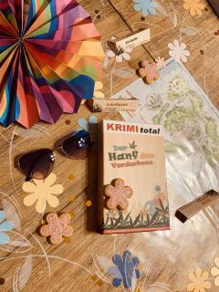 Tisch deko mit passenden flower Power Keksen 