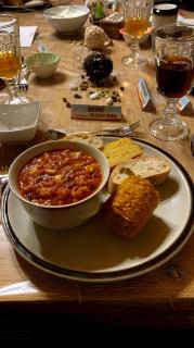 Chilli con oder auch sin Carne mit Maiskolben und Maisbrot 