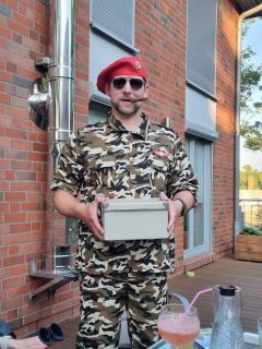 Herr General Ortega mit seinem Geschenk