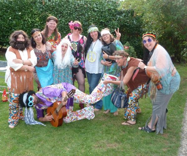 Die Hippie-Kommune vereint. Nur Uschi fehlt!