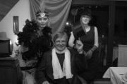 Die musterg�ltige Familie Tycha (v.l.n.r.: Helena Josef, Viola)