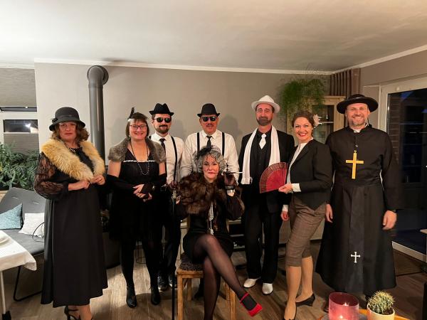 La Familia - Donatella Caliente umringt von Ihrem Caliente-Clan