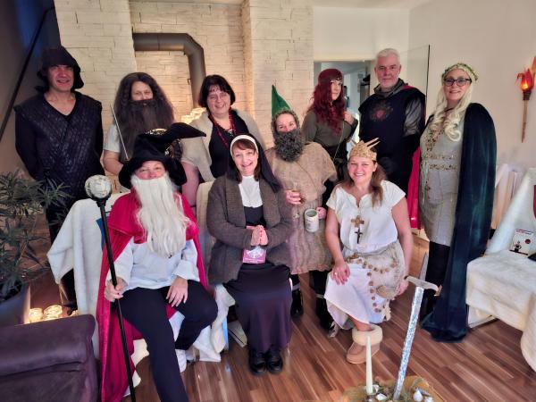 Der 9 Rat (Gelehrte, Elfe, Barbar, Hndlerin, Ritter, Priesterin, Magier, Amazone, Zwerg)