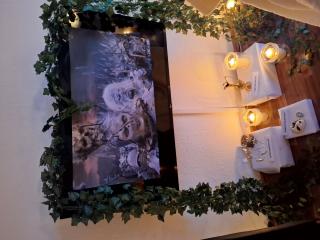 Burgfenster: In der Ferne sieht man die Armee vom Hexenmeister Nemetor kommen.