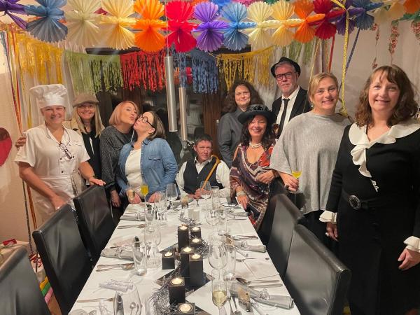 Unsere Geburtstagsgesellschaft beim Leichenschmaus 
von links nach rechts 
K�chin, Inspektorin, ModellSandraMeyer, MaximilianSaenger, AlfredSaenger, KatharinaVonWolfhagen, DrDieterSommerfeld, RobertoDiSalvo, GabrieleSaenger, HausdameDanielaKramm
