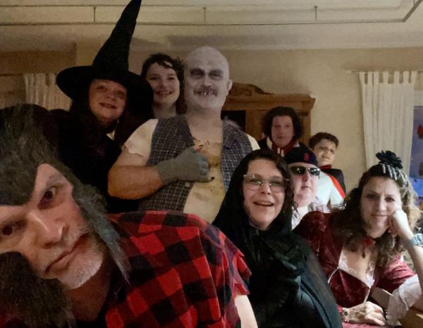 Hexen, Vampire, Werwlfe und Monster - alle an einem Tisch. Freunde waren wir nicht. Kein Wunder, dass es da zu einem Mord kommen musste...