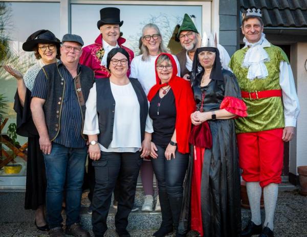 Alle M�rchenfiguren in trauter Einigkeit. Noch tr�bt kein Mord die sch�ne Stimmung!