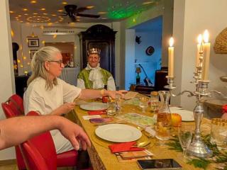 Schneewittchen, und im Hintergrund der M�rchenprinz 