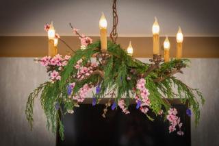 Auch der Kronleuchter war f�r ein gro�es Dinner geschm�ckt