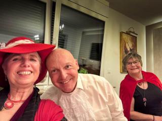 Na, shakert das Schneiderlein mit der Stiefmutter? Und was macht das Rotk�ppchen da im Hintergrund??