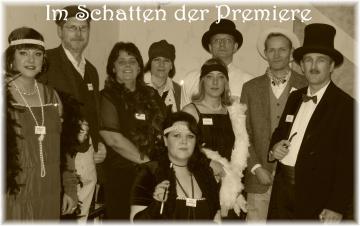 Nach der schrecklichen Nachricht versammeln sich die Gste im Saal des Hauses