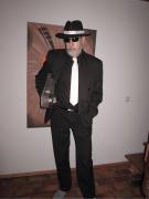 Francesco mit dem Geigenkasten. Da ist nicht nur Musik drin.