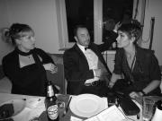 Vom Betrachter rechts: Viola Tycha nimmt die beiden direkt genauer unter Lupe. Aber vielleicht will sie auch nur den Verdacht von sich ablenken?