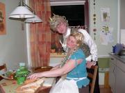 Die Gretel,nicht allein in der K�che?Hoffentlich schneidet sie sich nicht.