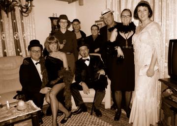 Nach der Premiere finden sich die Gäste der gehobenen Prager Gesellschaft in der Stadtvilla der Familie Tycha ein.