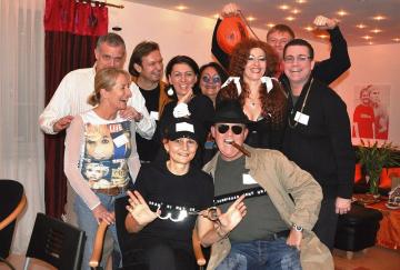 Die Party der Intrigen - alle G�ste, im Vordergund die Polizeisch�ler Karl und Karla bei Ihrem ersten interessanten Fall