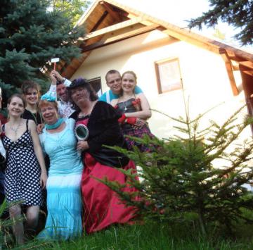 Die Mitwirkenden dieses Abends: obere Reihe Hexe,Schneiderlein,Hnsel,Rotkppchen und in der unteren Reihe Schneewittchen,Frau Holle und die Stiefmutter jeweils von links nach rechts. Gretel und Prinz mchten unerkannt bleiben, sind schchtern. Im Hi