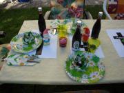Unsere Tischdeko mit Kreuzen und Gartenzwergen.