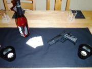 Ein guter Whisky, ein gutes Blatt, gute 9mm-Argumente - sonst nichts