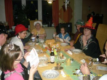 (v.l.) Stiefmutter, Schneiderlein, Rotkppchen, Goldmarie, Frau Holle, Gretel, Hnsel, Hexe und Prinz. Schneewittchen fehlt, da schlielich einer das Foto machen mussten. :-))