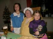 Die gute Seele des Mrchenlandes - Frau Holle zusammen mit Gretel (links) und Goldmarie (rechts).