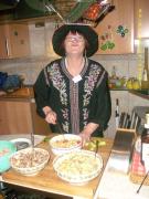 Einer muss es ja machen. Die Hexe kmmerte sich um die Verpflegung der Gste.