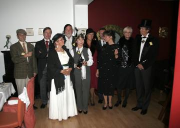 Ein Mord in der vornehmen Villa Tycha - der Schock steht allen ins Gesicht geschrieben.