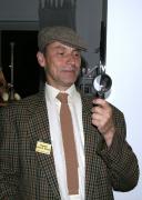 Inspektor Fischer trifft als Zweiter am Tatort ein und nimmt sofort die Ermittlungen auf