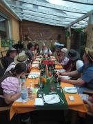 Die feucht-frhliche Runde begab sich auf Ttersuche.