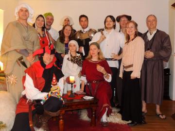 Ein wunderbar unterhaltsamer Sylvesterabend auf Burg Wolfsklamm. Die Mitspieler hatten eine Menge Spa�, die einzelnen Rollen bei einer mittelalterlichen Tafelei  auszuschm�cken. Das  war schon das dritte KrimiTotalDinner, was wir gespielt haben und e