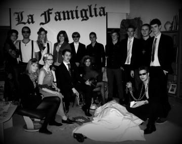 La Famiglia versammelt sich um das Opfer