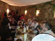 Die Tafelrunde kurz vorm Mahl