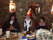 Verdchtig gute Laune beim Mnch und beim Puppenspieler... Obs die was wissen???