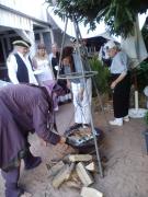 Verpflegung am Lagerfeuer... toter Fisch mit Schiffszwieback