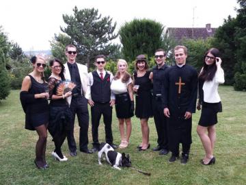 la familia mit Ganovenhund Louie.
v.l. Monica, Lucia, Francesco, Don Pedro, Donatella, Maria, Luigi, Pater und Carla.