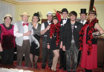 Die illustre Gesellschaft in der Villa nach der grandiosen Theaterpremiere.