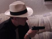 Don Pedro richtet die Waffe auf.... Ob es der T�ter ist?!