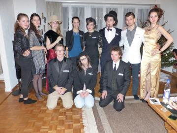 von Links: Reporterin Paula, Tamara, Sidonia, Viola, Helena, Josef, Emil, Magdalena, Franz, Tomas und Inspektor Fischer