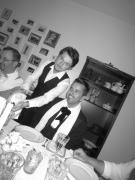 Der Butler serviert Wodka und Wein. 