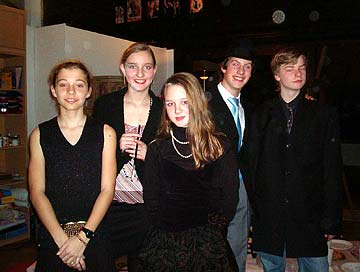 Ebenso ein paar Nebenrollen: (von links) Milena Varusova, Tamara Dobra, Paula Gazetta, Lubumir Faber und Pawel.